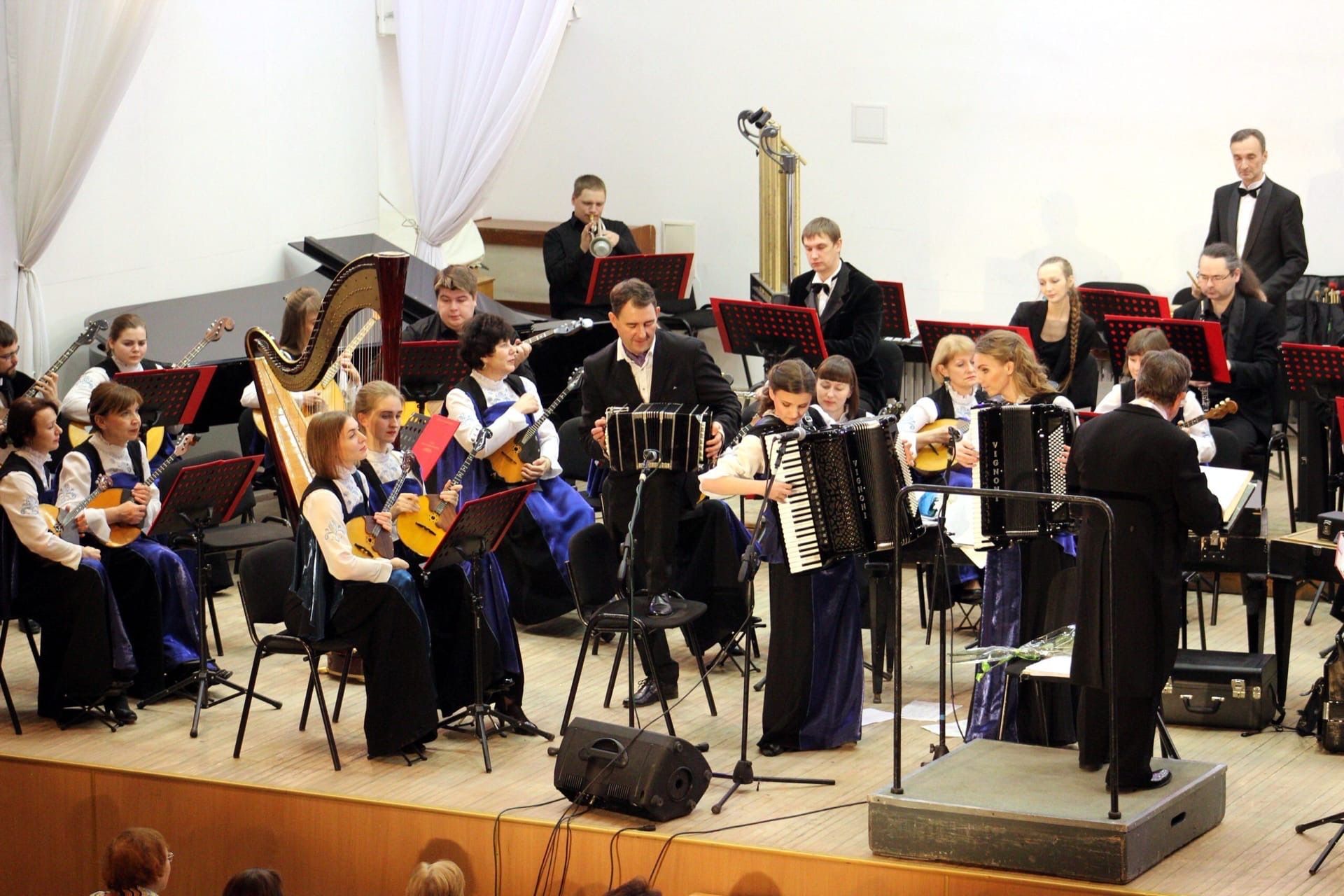 Karjalan venäläisten kansansoitinten orkesteri Onego on kasvanut amatööriryhmästä ammattiorkesteriksi, joka tunnetaan hyvin sekä maassamme että sen ulkopuolella. Kuva: Onegon Vkontakte-tili