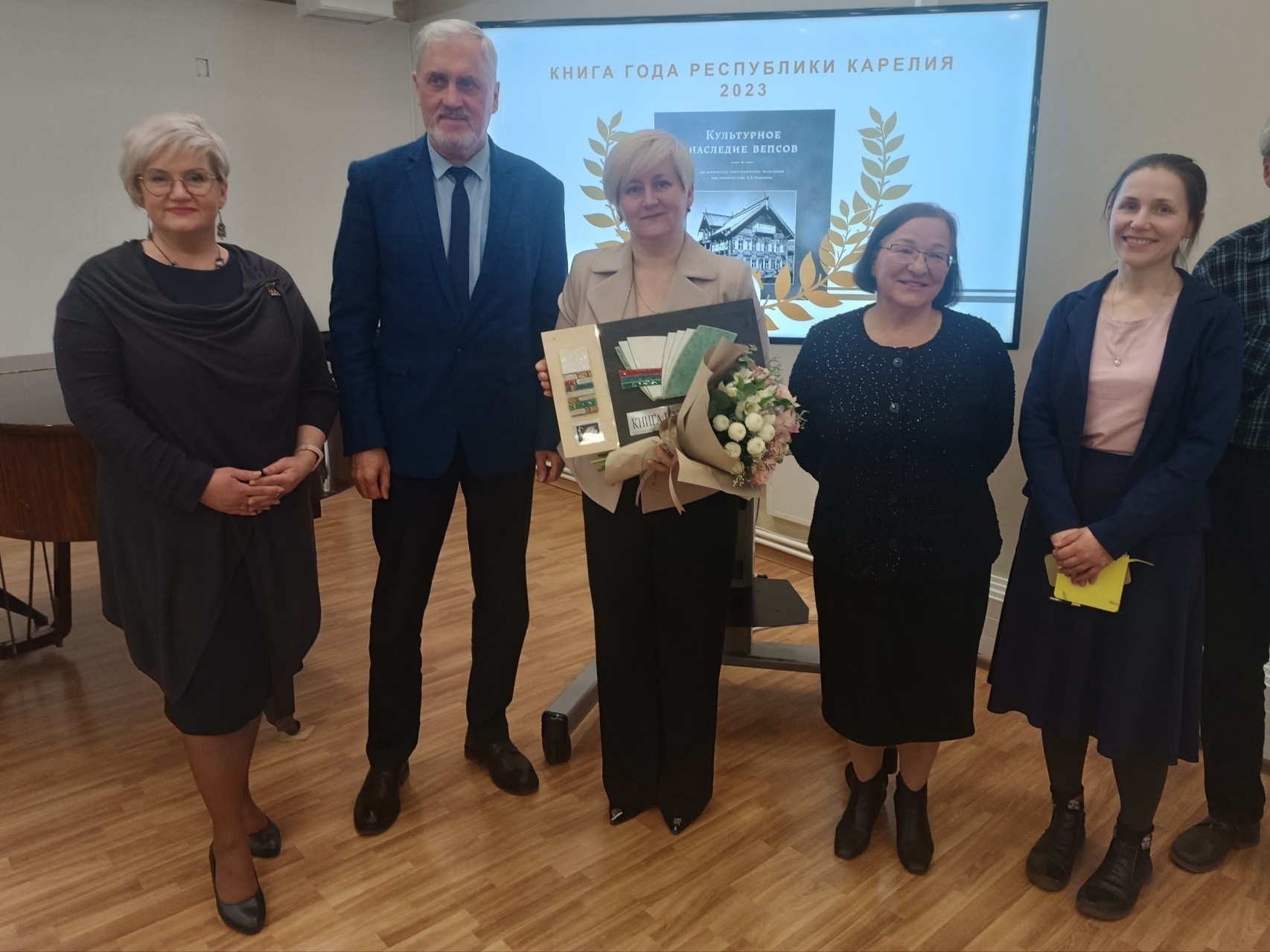 Vuoden paras kirja Vepsäläisten kulttuurinen perintö on julkaistu Karjalan kansallisuus- ja aluepolitiikan ministeriön tuella. 12+ Kuva: Jelena Maloduševa