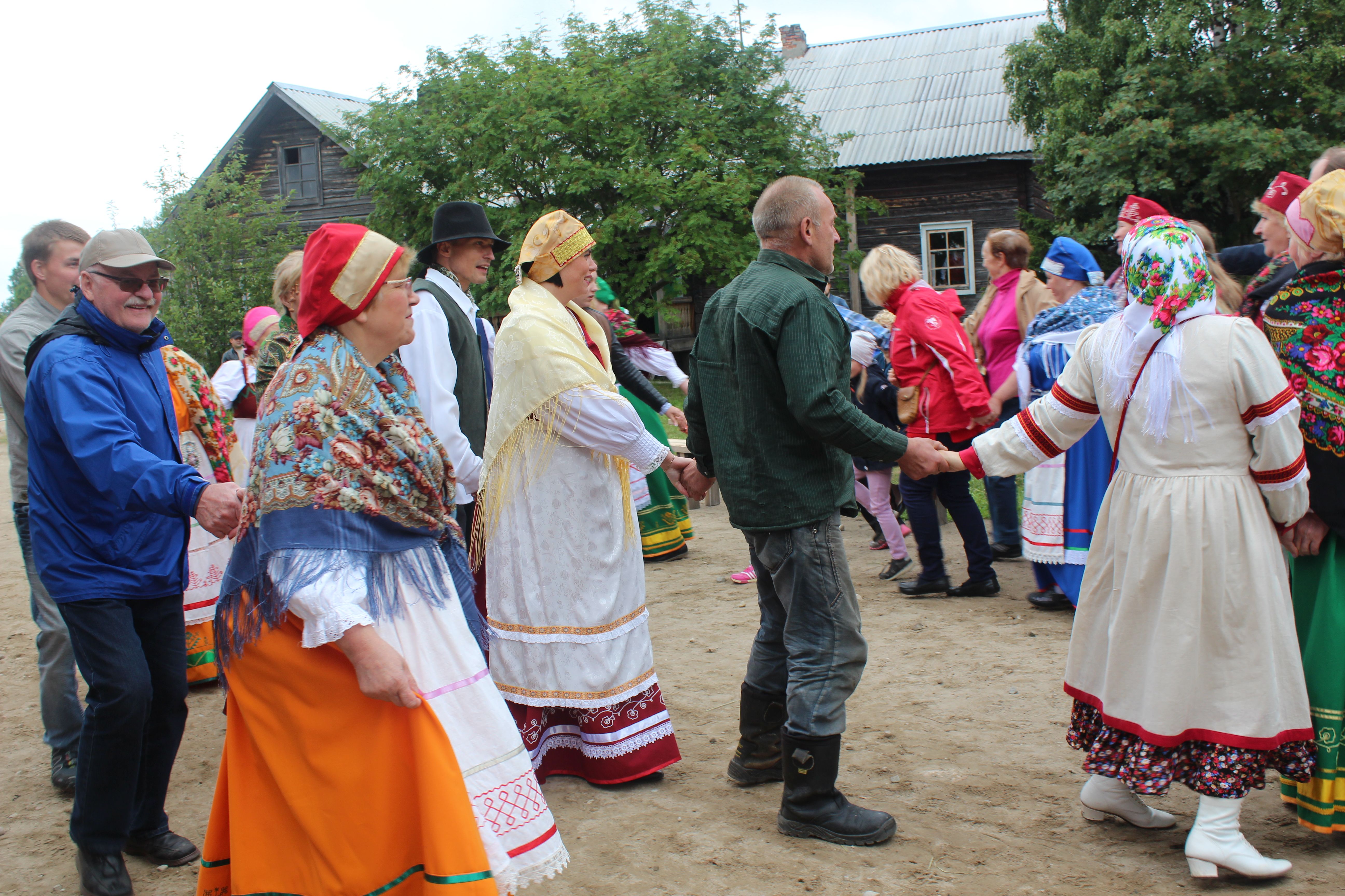 Turistit ovat aina viihtyneet hyvin vienalaisissa juhlissa. Kuvassa on Vuokkiniemen kyläjuhla vuonna 2017 Kuva: Marina Tolstyh