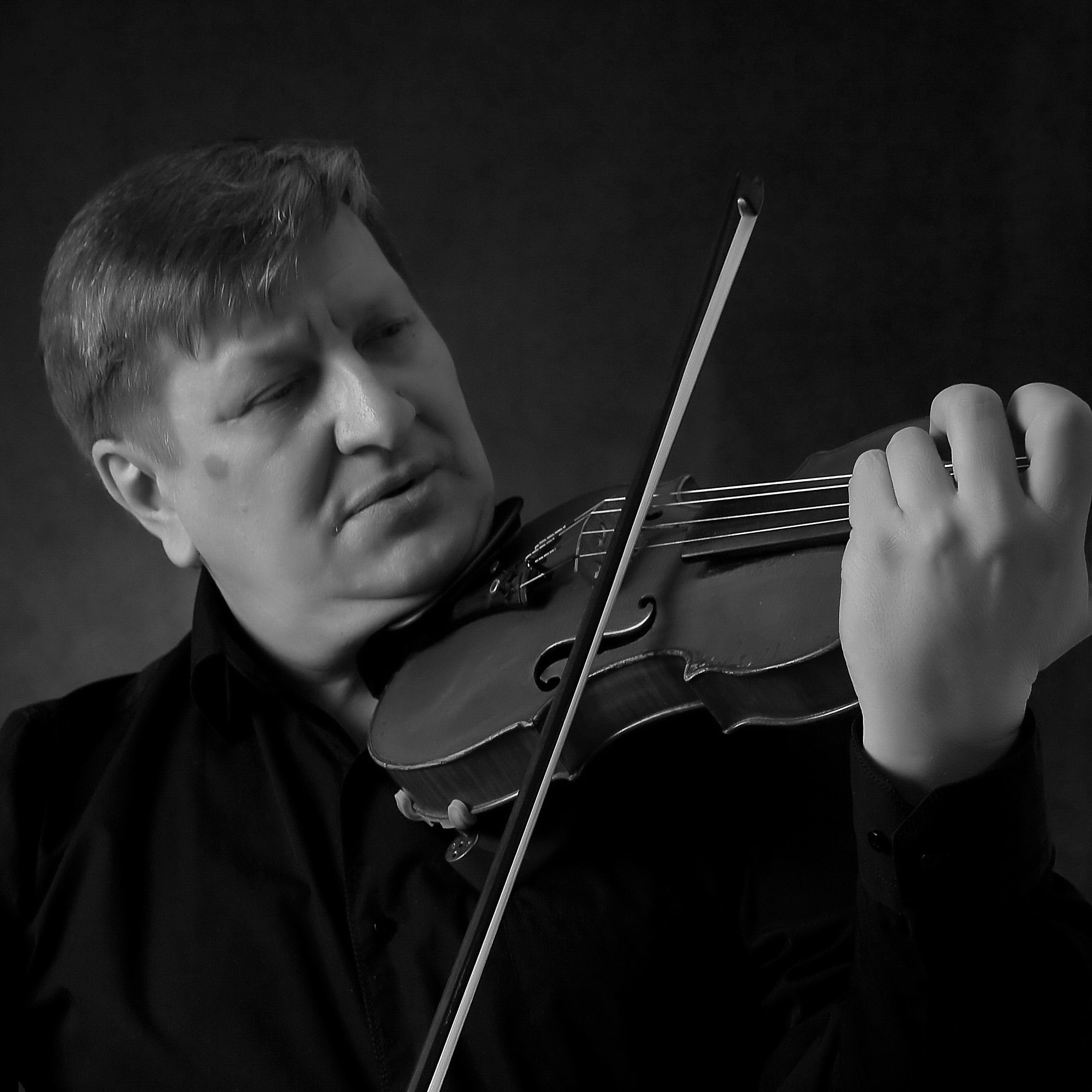 Petroskoilaisen viulistin Jevgeni Terehovin polte viulujen valmistamista kohtaan syttyi silloin, kun hän sai käsiinsä aidon Stradivariuksen. Kuva: Jevgeni Terehovin arkistosta