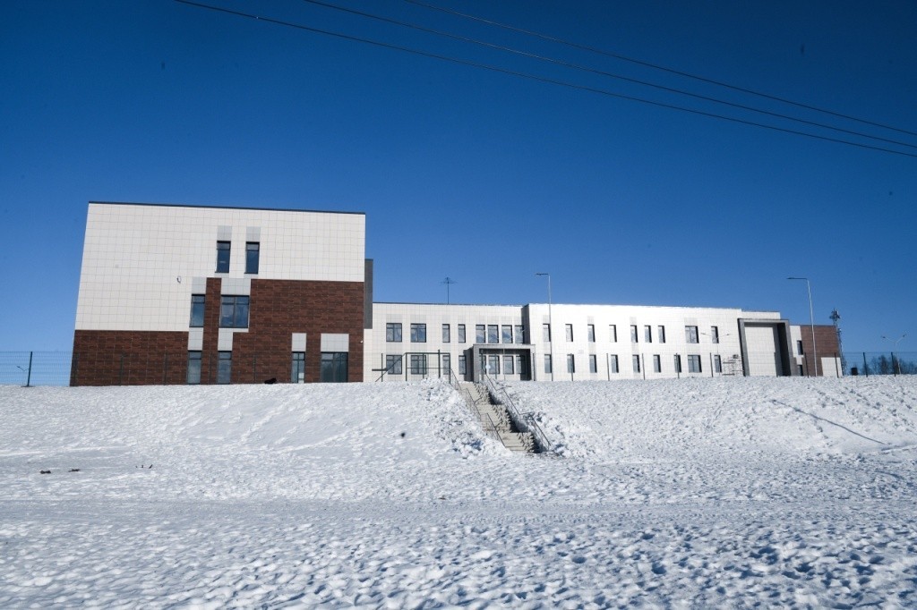 Artur Parfenčikov anto koulun rakentamisešta korkiet arvošanat. Kuva: Karjalan hallitukšen lehistöpalvelu