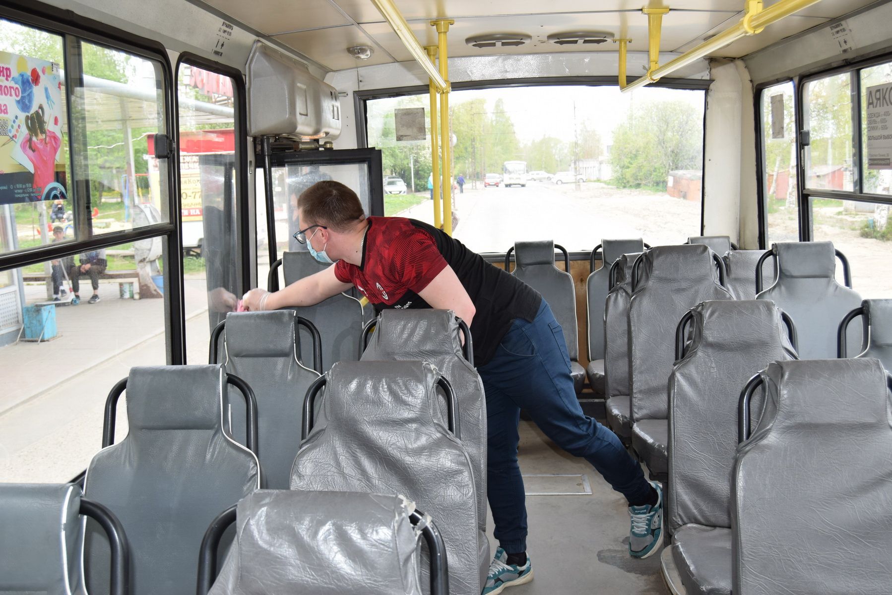 Bussiliikenne alkoi Petroskoissa toukokuussa. Päätepysäkeillä busseja desinfioidaan. Kuva: Petroskoin kaupunginhallitus