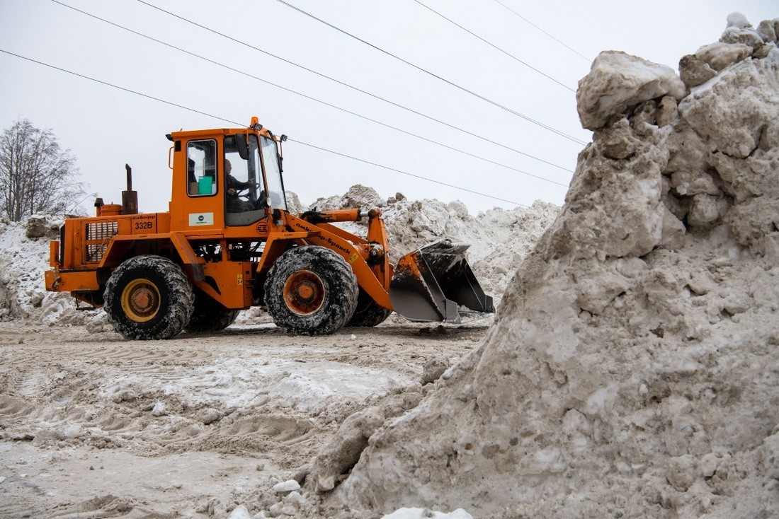 Marras-joulukuussa lunta satoi Petroskoissa niin paljon, että sitä jouduttiin varastoimaan kaupunkiin aurausajan lyhentämiseksi. Tällä viikolla lämmennyt sää on alkanut sulattaa lumikasoja. Kuva: Karjalan hallituksen lehdistöpalvelu