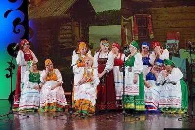 Karjalaini kanšallini Hete-kollektiivi näytti katkelman Antilahan kyly -spektaklista. Kuva: Aleksandra Lesonen