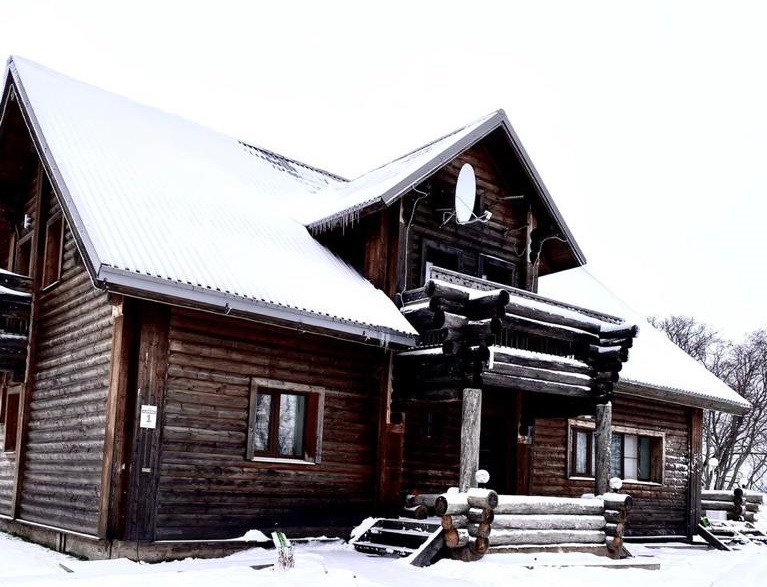 Vierastalo sijaitsee luonnonkauniissa paikassa, josta avautuu upea näköala. Kuva: Kizin museon VKontakte-sivu