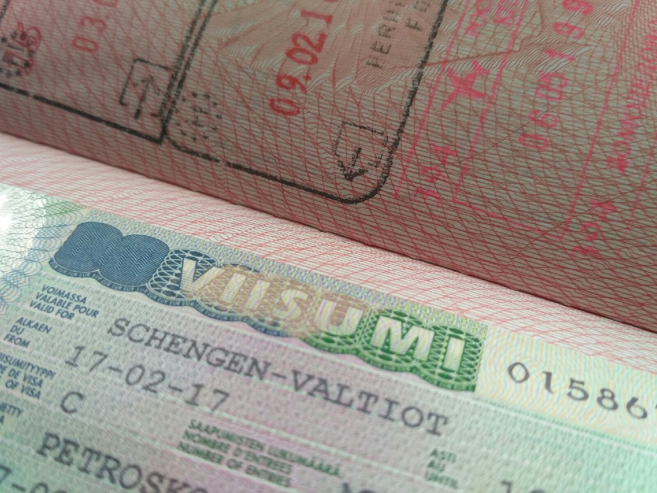Viisumihakemukset käsitellään EU:n viisumisäännöstön mukaisesti. EU:lla ja Venäjällä on voimassa oleva viisumihelpotussopimus, mutta pakotteiden vuoksi sen soveltaminen on osittain keskeytetty. Kuva: Karjalan Sanomat 
