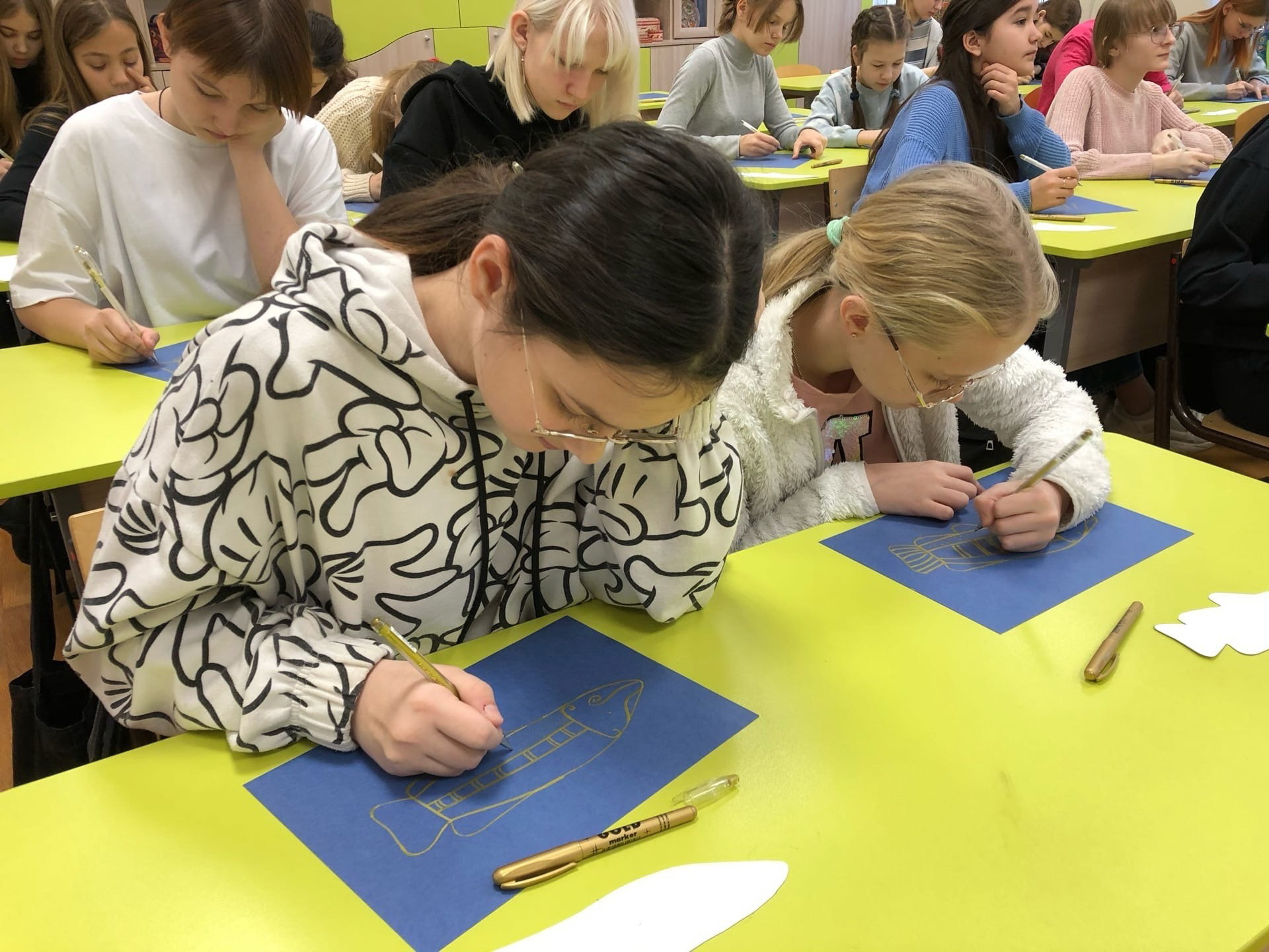 Novgorodilaiset koululaiset oppivat piirtämään karjalaista haukea kaupungin 3. kymnaasin Visit-keskuksessa Karjalasta saapuneiden v ieraiden opastuksella.