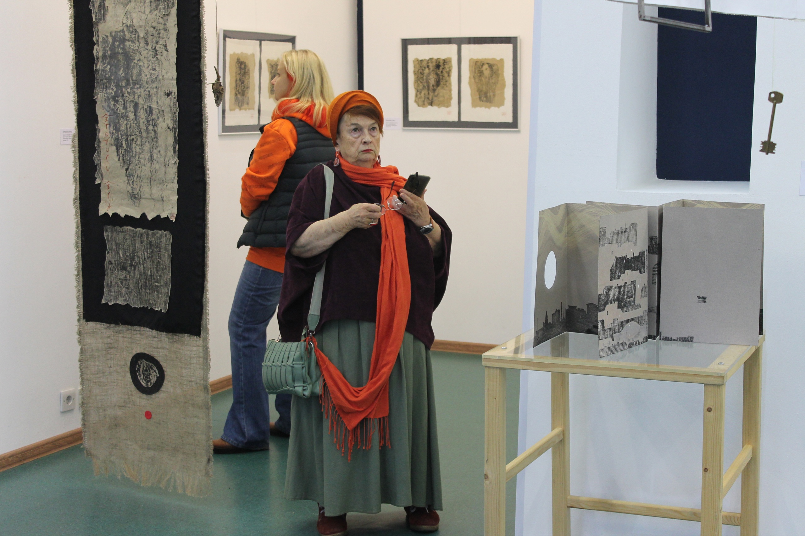 Petroskoin Vyhod-mediakeskuksessa avattu näyttely esittelee Aleksandra Anjuhinan 35 työtä, jotka on tehty taiteilijakirjan muotoon. 0+. Kuva: Petroskoin Vyhod-mediakeskuksen VKontakte-sivu