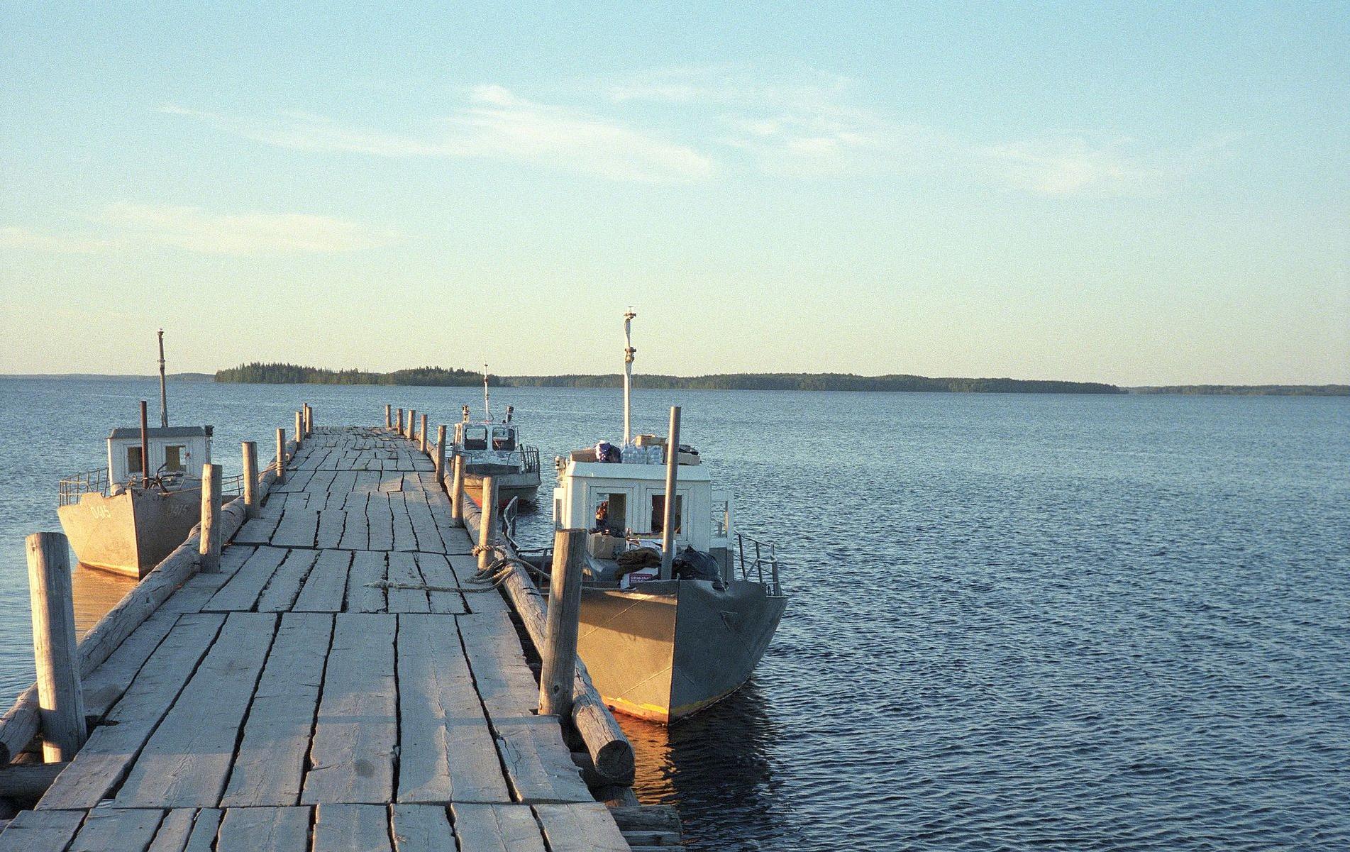 Vodlajärvellä on 196 saarta. Kuganavolokin saaren lähellä sijaitsee Suursaari, johon avataan nykytaiteen ulkoilmamuseo. Kuva: ru.wikipedia.org/wiki 