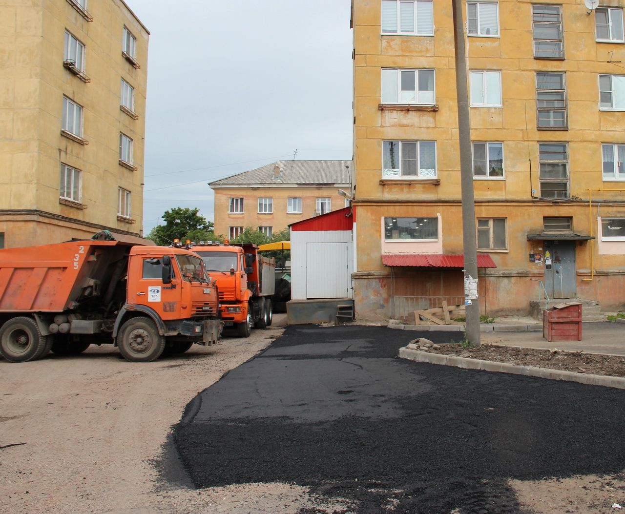 Petroskoissa kunnostetaan 35 piha-aluetta, joissa uusitaan katulamput ja korjataan asfalttipäällystettä.  Kuva: Karjalan rakennus-, kunnallistalous- ja voimatalousministeriön VKontakte-sivusto