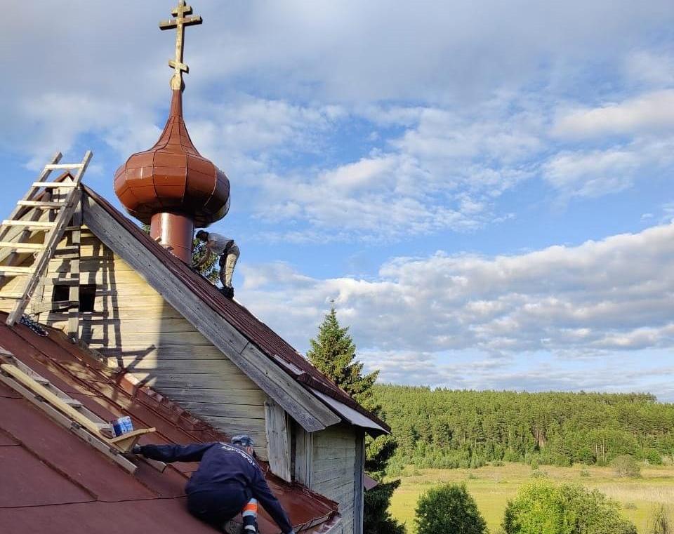 Elokuussa vapaaehtoiset tekivät Pyhän Nikolaoksen kirkon restaurointitöitä Vegoruksan kylässä Karhumäen piirissä. Kuva: Yhteinen asia: Pohjoisen puukirkkojen elpyminen -hanke