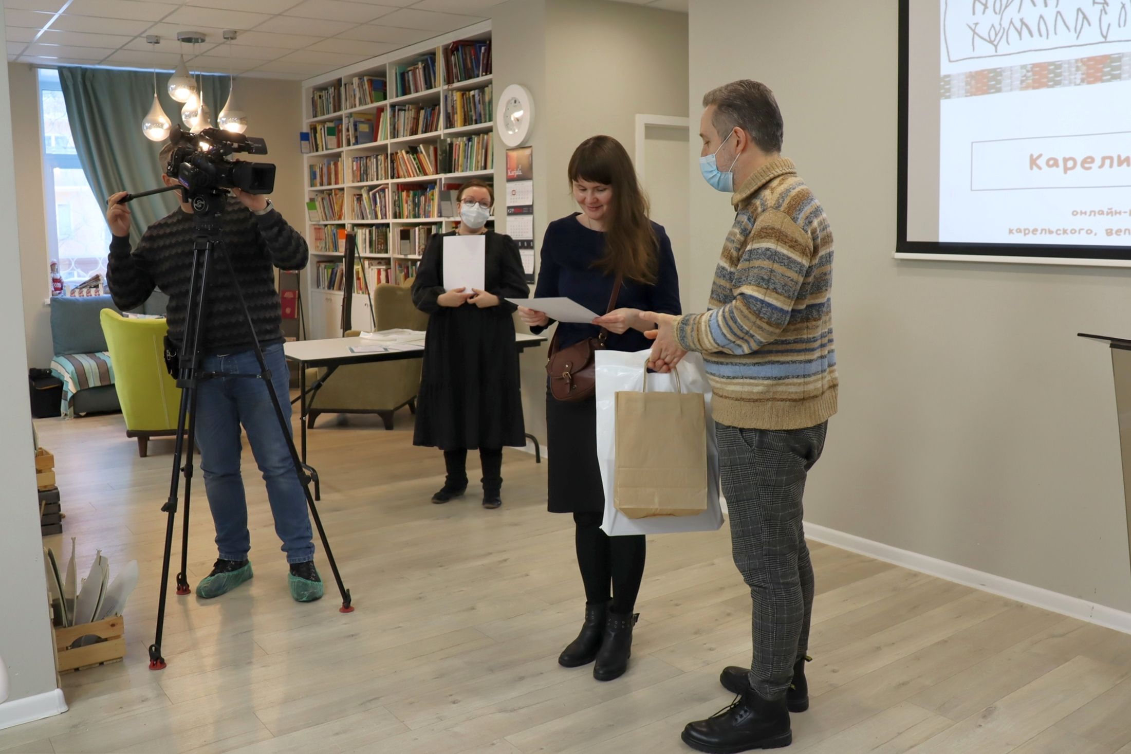 Победитель конкурса в номинации с финским языком Екатерина Быкова получает приз от главного редактора 