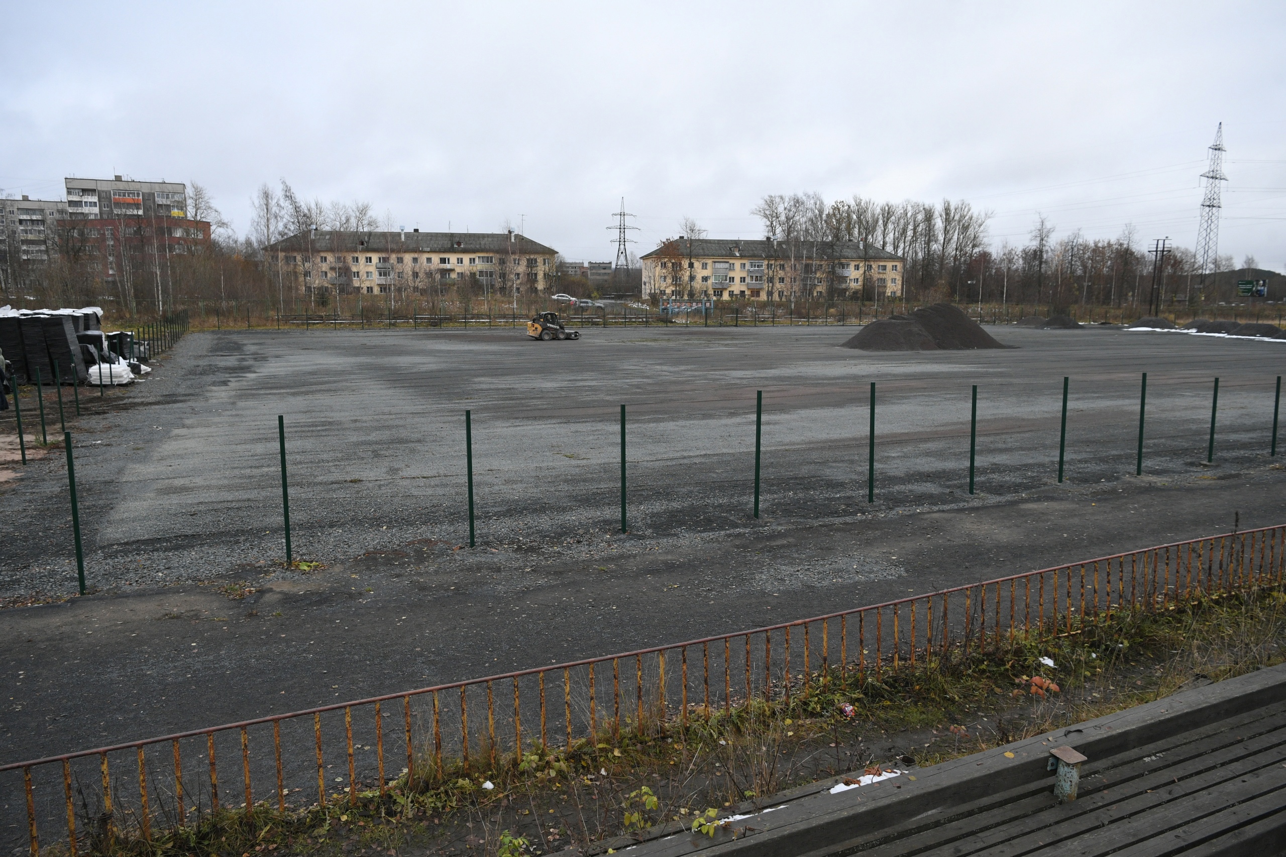 Suunnitelmien mukaan jalkapallokentän korjaustyöt saadaan valmiiksi ensi vuonna. Kuva: Karjalan tasavallan päämiehen lehdistöpalvelu 