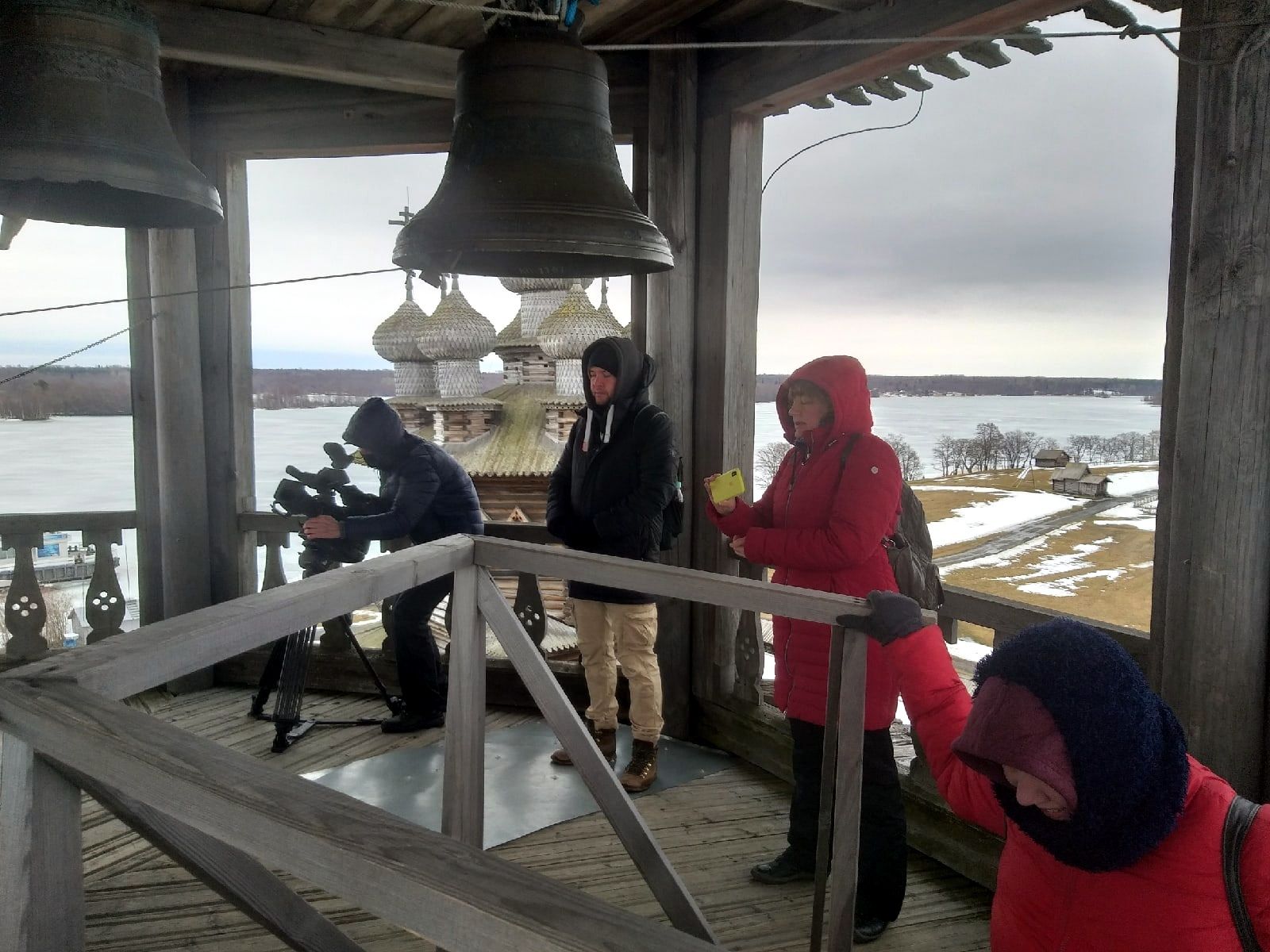 Televisiotoimittajat ovat kuvaamassa parhaillaan ohjelmaa Kižin saarella. Kuva: Kižin museon Vkontakte-sivu
