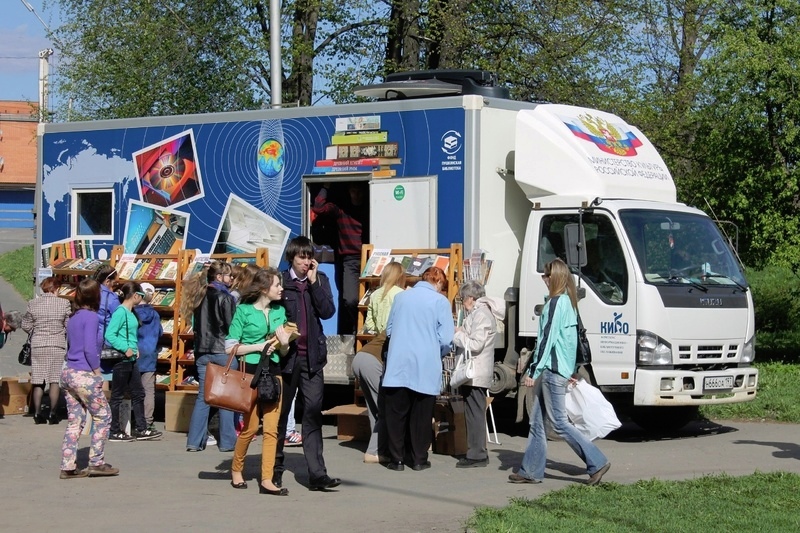Kirjastoauto vierailee Drevljankan lähiössä arkipäivisin 1. syyskuuta alkaen. Kuva: Karjalan kulttuuriministeriö VKontakte-sivu