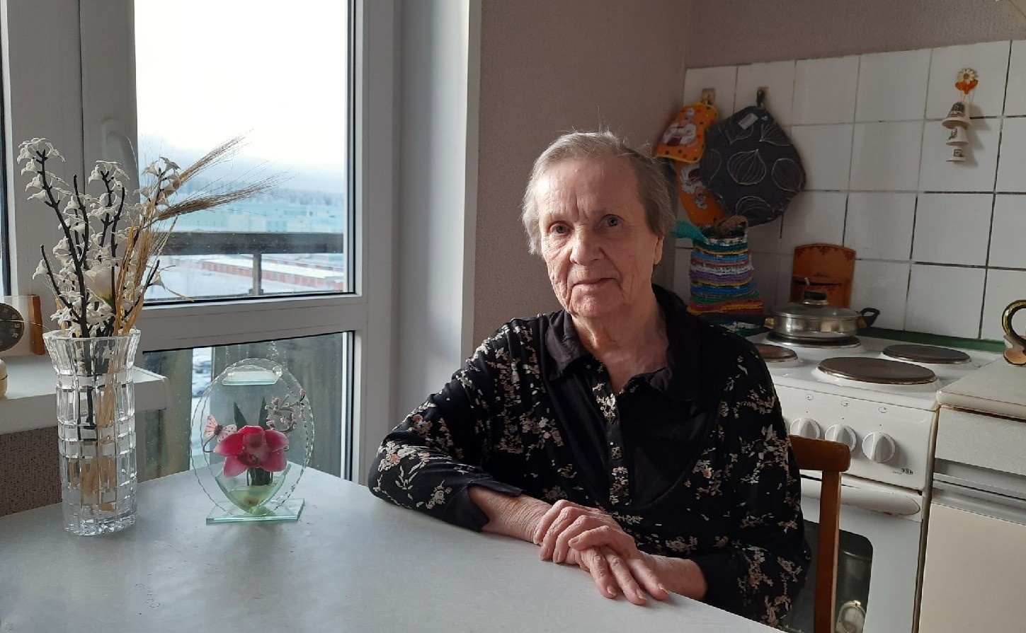 Vaikka Aili Rettijeva oli elän Petroskoissa melkein 60 vuotta, hiän piti iččieh kyläläisenä, ei kaupunkilaisena.  Kuva: Maikki Spitsina