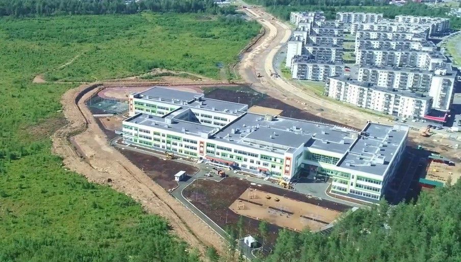 Uusien koulujen rakentaminen jatkuu Karjalassa. Petroskoin Drevljankan lähiössä sijaitseva 55. koulu avaa ovensa marraskuussa. Kuva: Petroskoin kaupunginhallituksen VKontakte-sivu
