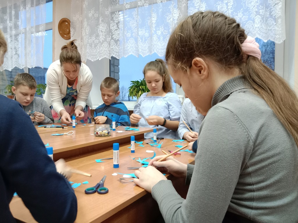 Koululaiset valmistavat tulevan vuoden symbolia Kipinä-lehden toimittajien johdolla. Kuva: Jana Filimonkova / Kipinä