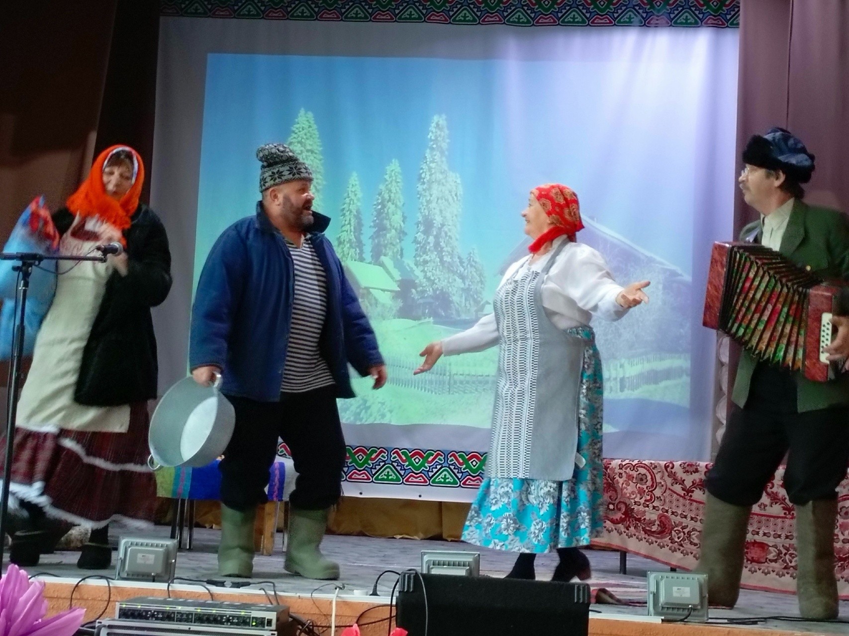 Yksi kolmes Kudžoimätäs-teatran spektaklis on luajittu Vladimir Brendojevan Kyl’mil-kerdomuksen pohjal. Kuva: Ol’ga Ogneva