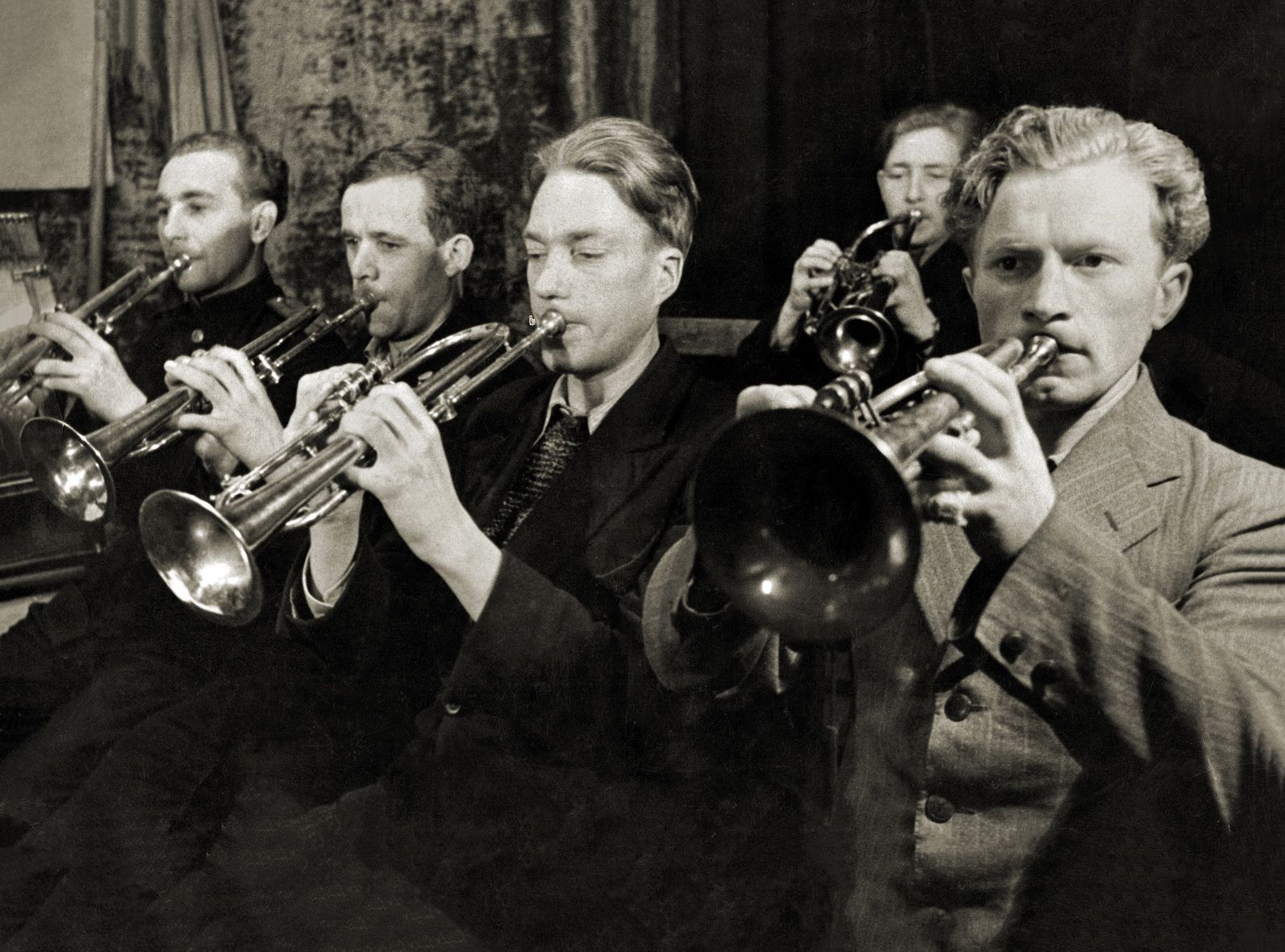 Punaisena lankana Allan Sihvolan elämässä oli musiikki. Kuvassa keskellä oleva Sihvola soitti trumpettia myös Petroskoin Rautatien soittokunnassa. 12+ Kuva: OK-kirja