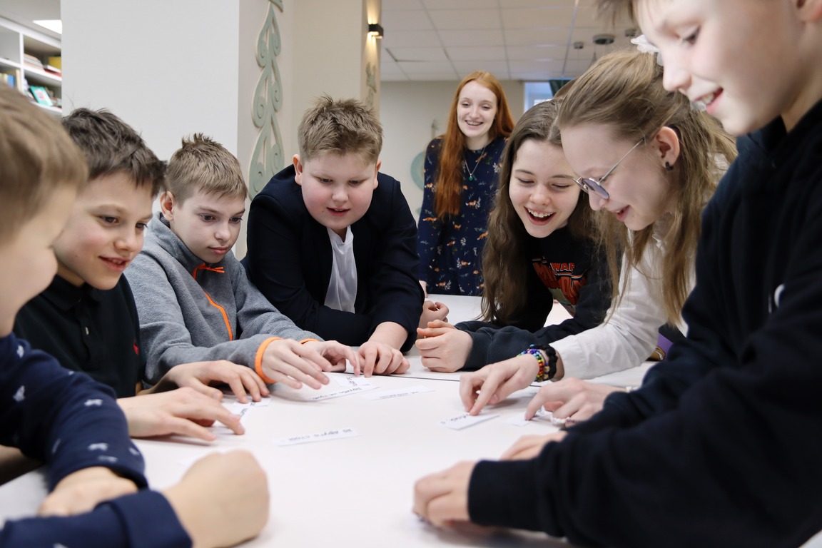 Koululaiset suorittavat mielellään Kipinä-lehden toimittajien valmistamia tehtäviä. Kuva: Alina Kartynen