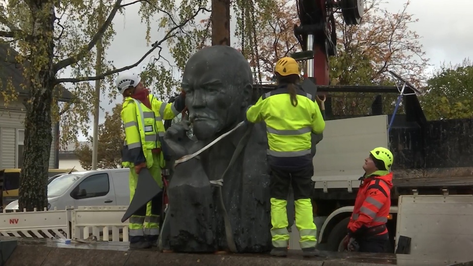 Памятник Владимиру Ленину в Котке является авторством скульптора Матти Варика. Бюст был подарен городу в 1979 городом-побратимом Таллином. Фото: скриншот видео, размещенного на Yle.fi