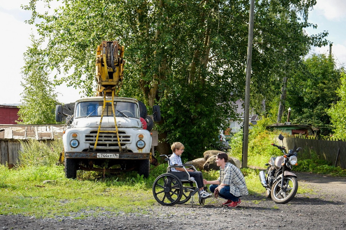 Juonen mukaan pyörätuolissa istuva poika uskoi sitä, että vieraalla planeetalla järjestetään kilpailuja vammaisille lapsille, ja alkoi harjoitella päästääkseen niihin. Kuva: Avaruusolento-elokuvan ryhmän Vkontakte-sivu
