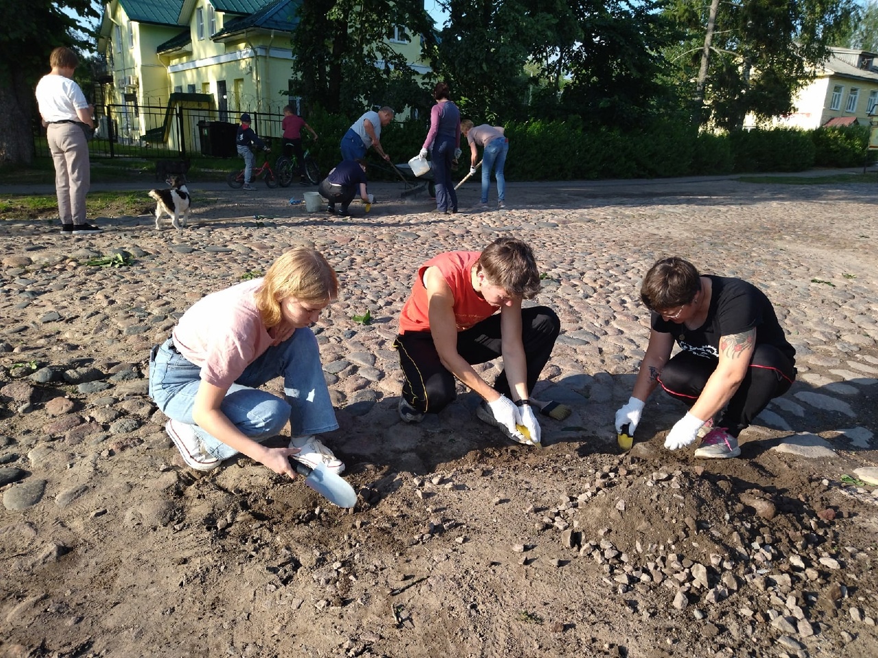 Vapaaehtoiset ovat puhdistamassa Aunuksen vanhaa katukiveystä. Kuva: Aunuksen piirin vapaaehtoisten keskuksen VKontakte-sivu