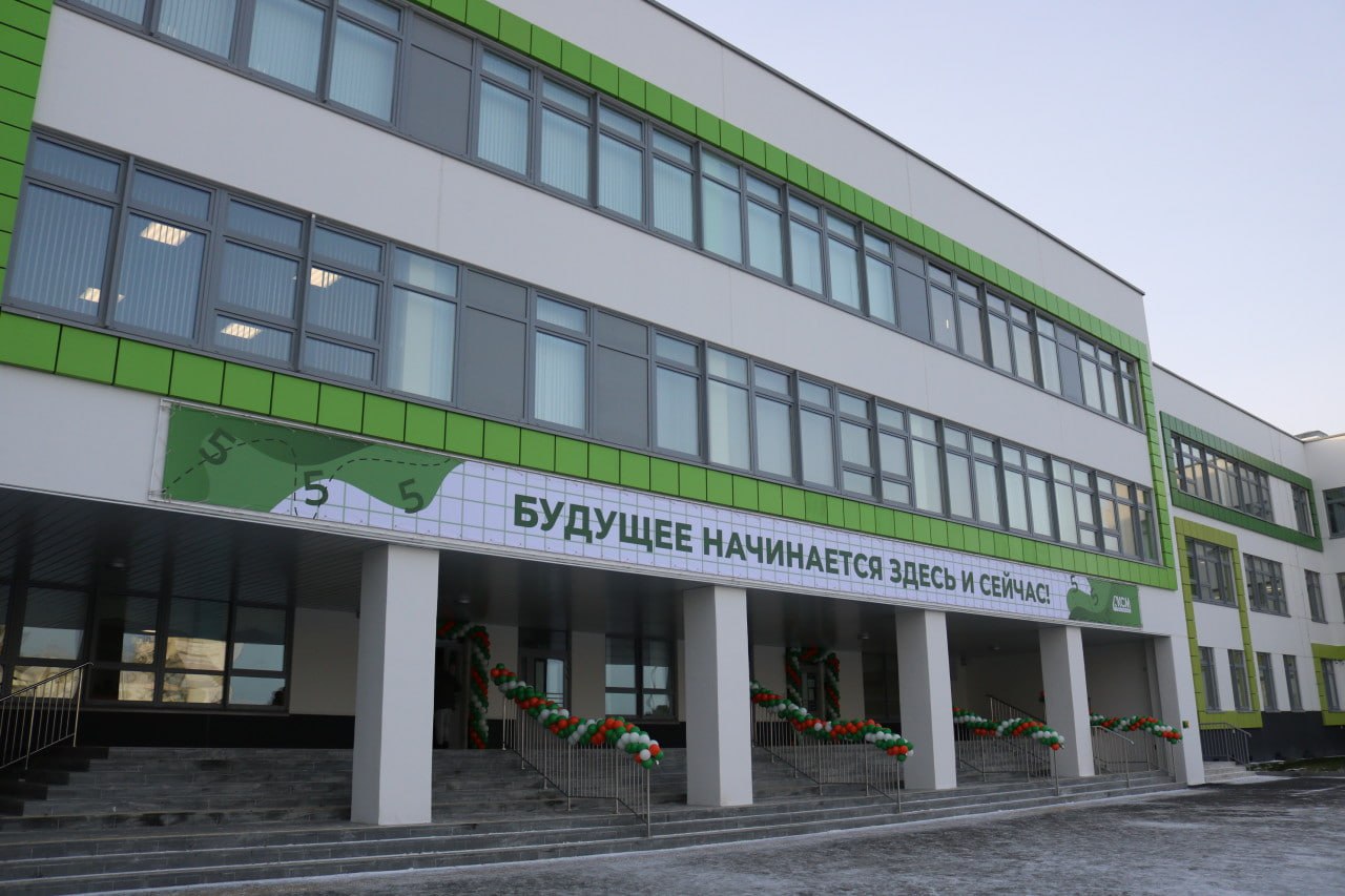 Uudenkylän kouluun on hankittu uudet laitteet ja huonekalut. Kuva: Karjalan tasavallan päämiehen lehdistöpalvelu