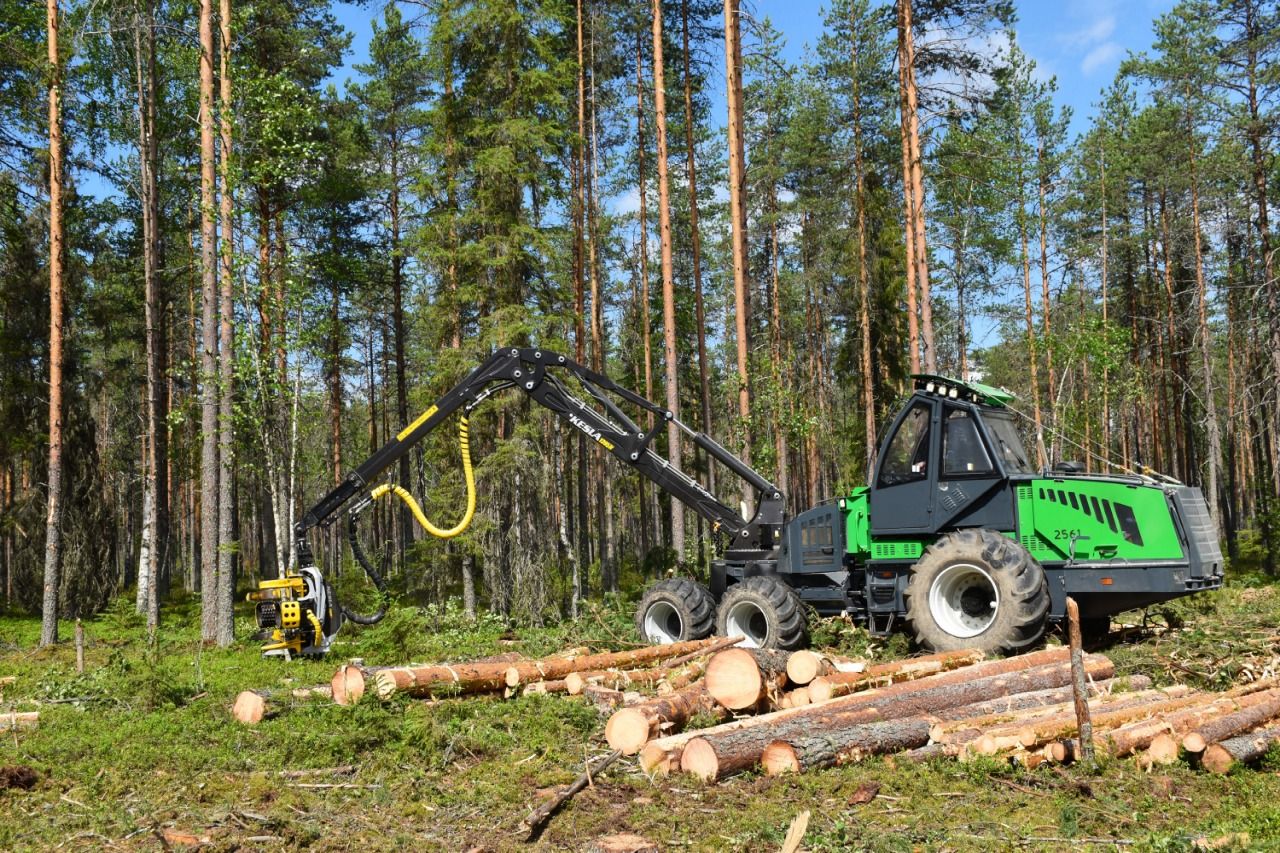 Amkodor Onego suunnittelee siirtymistä metsäkoneiden kokoonpanotuotannosta täydelliseen tuotantojaksoon. Kuva: Karjalan hallituksen lehdistöpalvelu