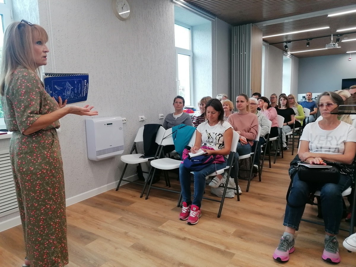 Periodika-kustantamossa pidettävien kurssien suomen kielen opettaja Tatjana Islamaeva on otettu siitä, että kurssilla käy taas paljon uusia kuulijoita. 12+. Kuva: Marina Tolstyh