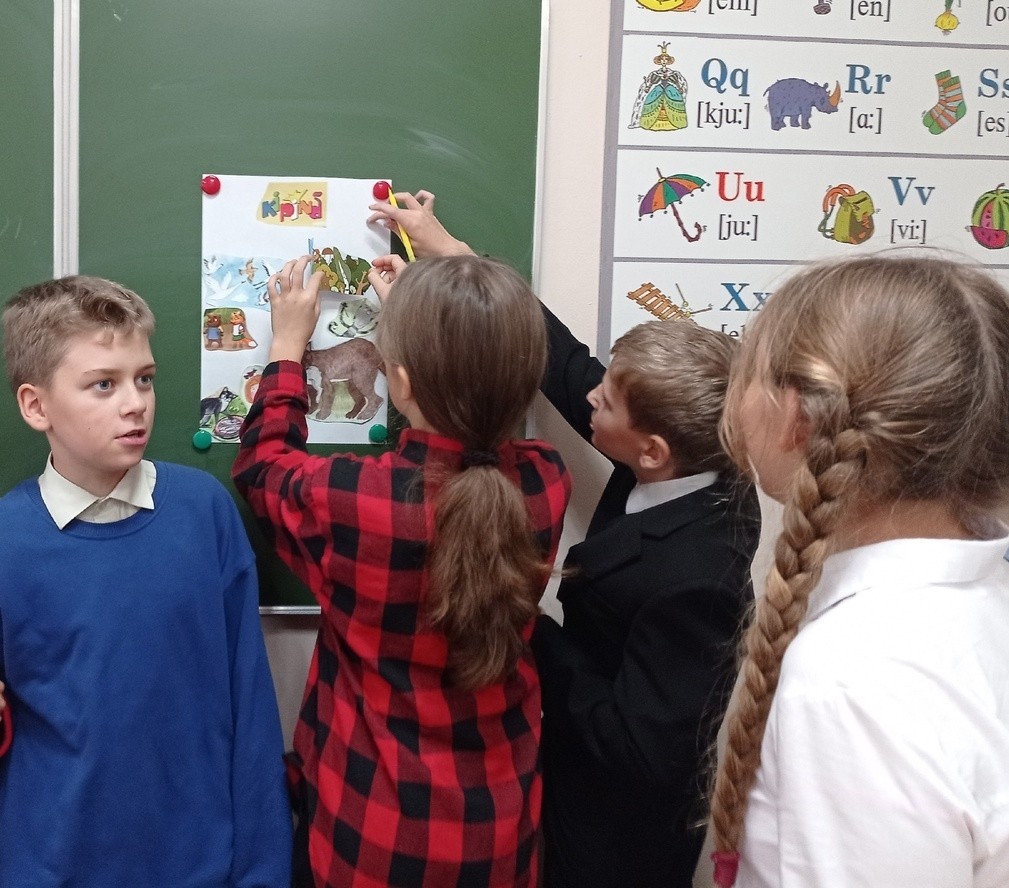 Koululaiset valmistavat Kipinän kansikuvaa. Kuva: Jekaterina Bykova