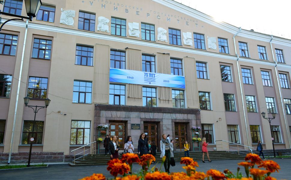 Nyt jo 1369 abiturienttie piäsi opaštumah Petroskoin valtijonyliopiston b’utžettipaikoilla. Kuva: Petroskoin valtijonyliopiston nettišivu
