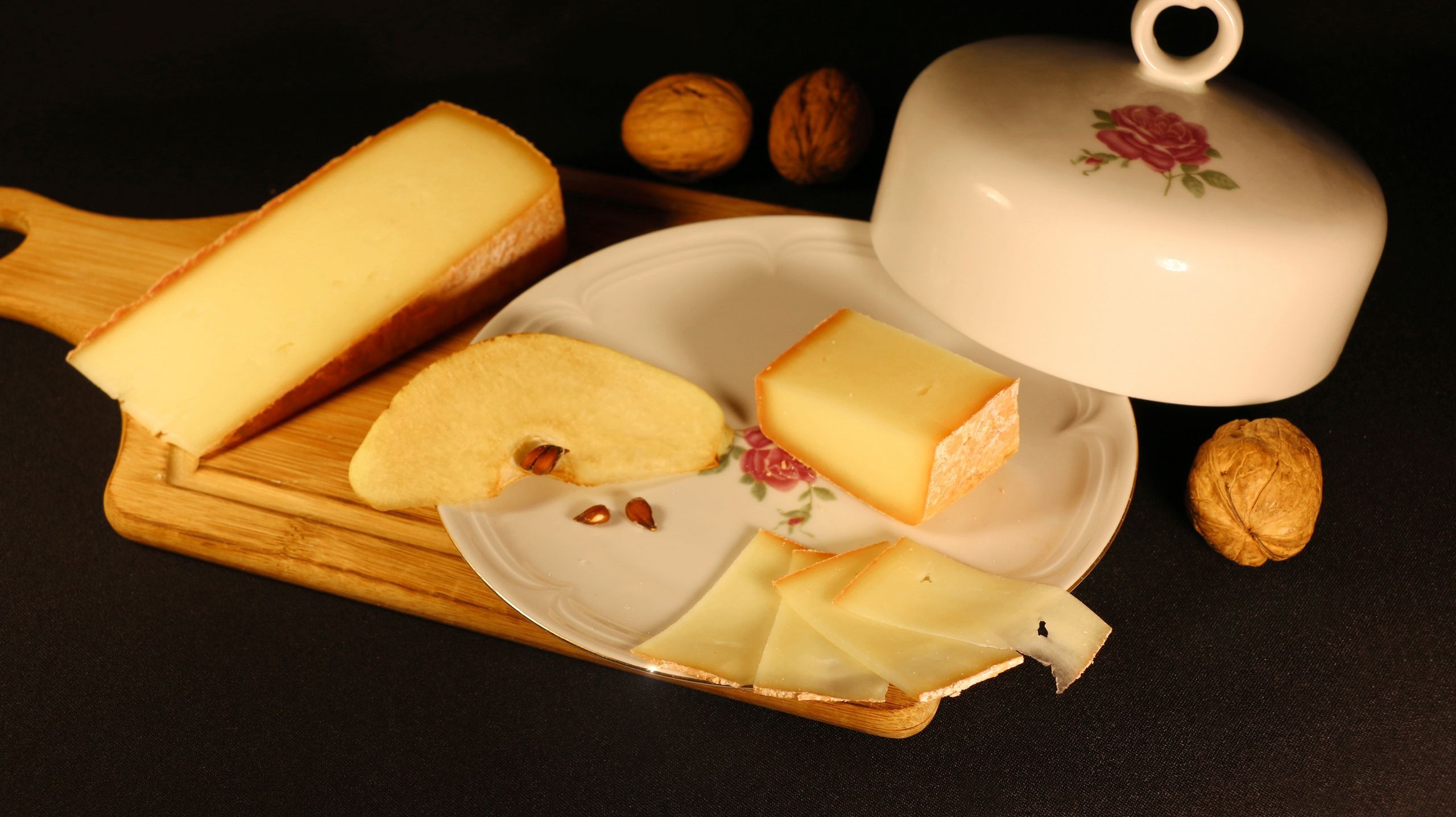 Juustola tarjoaa monipuolisen juustojen valikoiman. Tarjolla on yhteensä 33 juustotyyppiä. Kuva: juustolan VKontakte-sivu