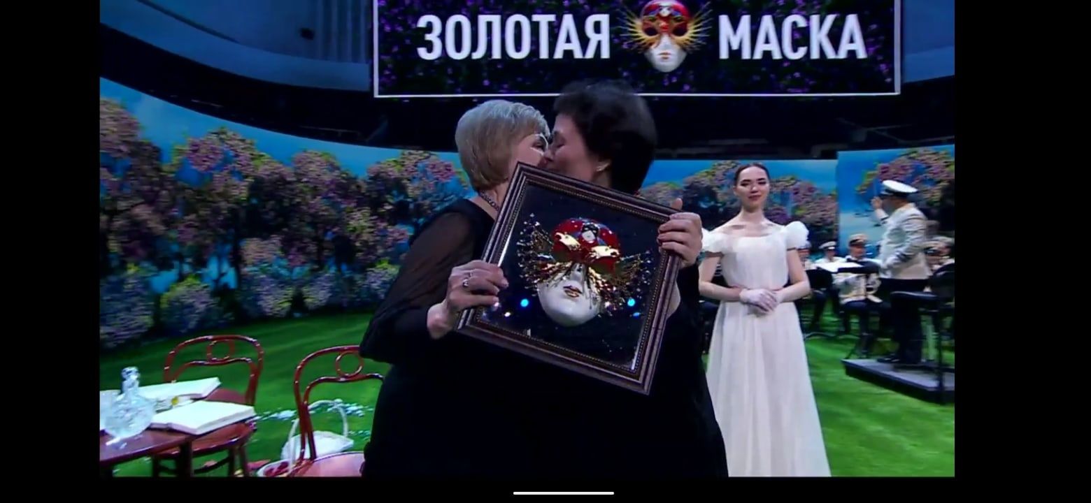 Kultainen naamio myönnettiin Karjalan nukketeatterin johtajalle Ljubov Vasiljevalle palkintojenjakotilaisuudessa Moskovassa. Kuva: Nukketeatterin VKontakte-sivu 