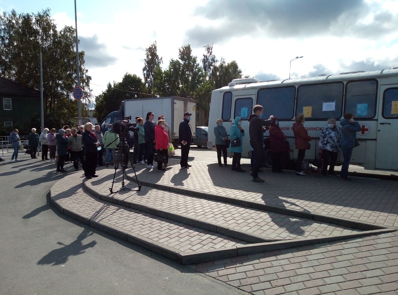 Petroskoissa terveyskeskusten lisäksi rokotuspalveluita tarjoaa liikkuva rokotusasema. Se toimii kauppakeskuksen lähellä. Kuva: Karjalan terveysministeriö