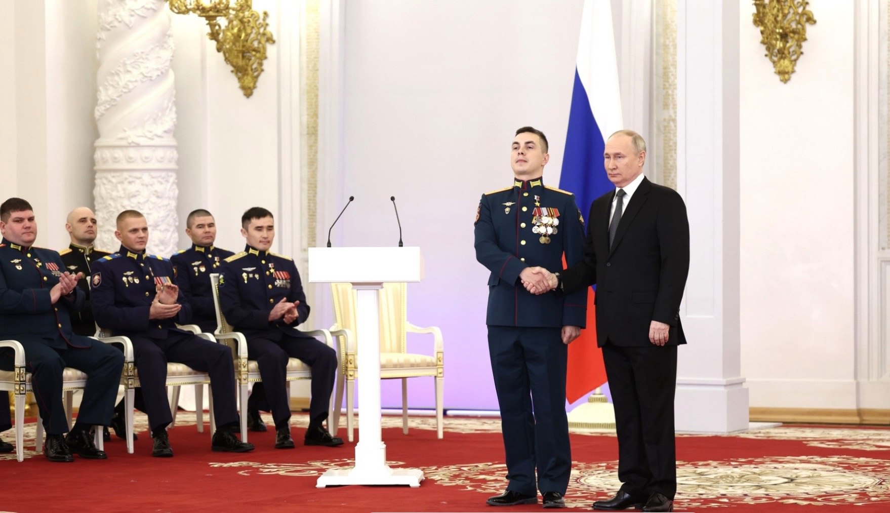 Maksim Potašev sai Venäjän sankarin kultatähden maan presidentin Vladimir Putinin käsistä 8. joulukuuta Yrjön salissa Kremlissä. Kuva: kremlin.ru
