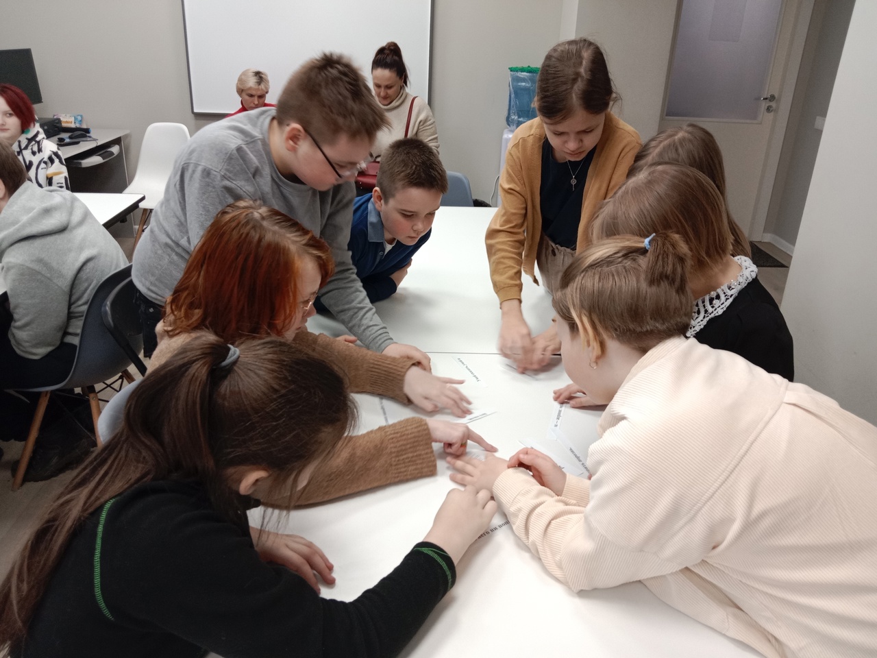 Koululaiset pelasivat Kipinä-lehden toimittajien valmistamaa karjalankielistä peliä. Kuva: Jana Filimonkova