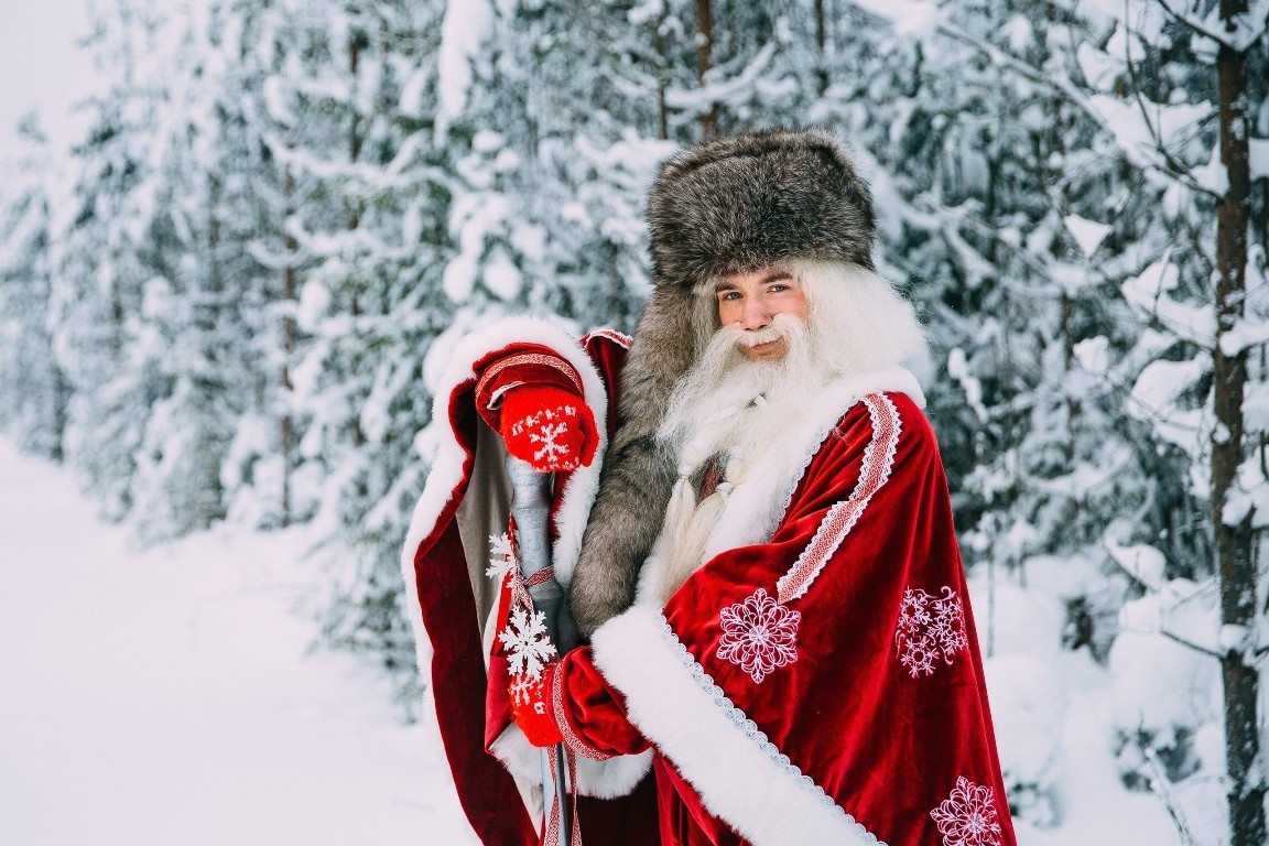 Talviukko odottaa lapsia ja aikuisia viettämään syntymäpäiväänsä. Kuva: Karjalan päämiehen lehdistöpalvelu