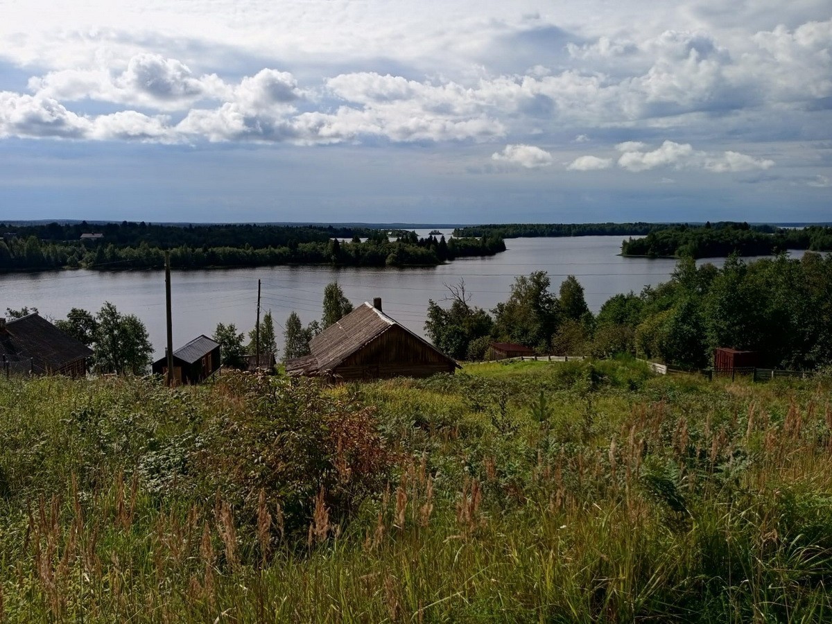 Vieljärvi on Suvi-Karjalan suurimii järvilöi. Sen rannat on eloitettu sadoi vuozii tagaperin. Jänöisellän randu. Kuva: Ol'ga Ogneva