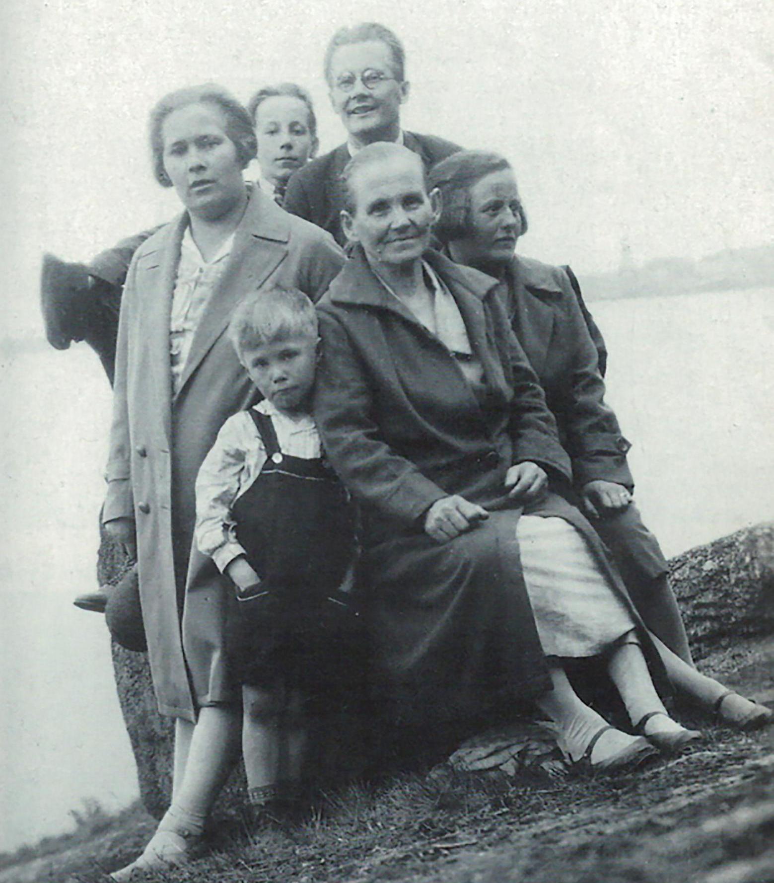 Perhekuvan yhteydessä on teksti ”Jäähyväiset Viipurille 1930”. Saimi on kuvassa vasemmalla ja Emil takana silmälaseissaan. Kuva: Raili Virtaisen Tiltun tarina -teoksesta