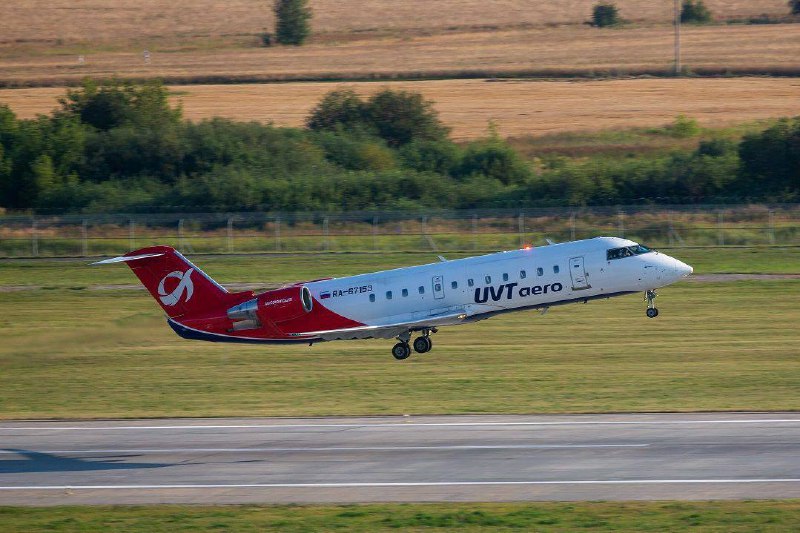 Lennot lennetään Bombardier CRJ-200 -koneella. Kuva: UVT Aero -lentoyhtiö