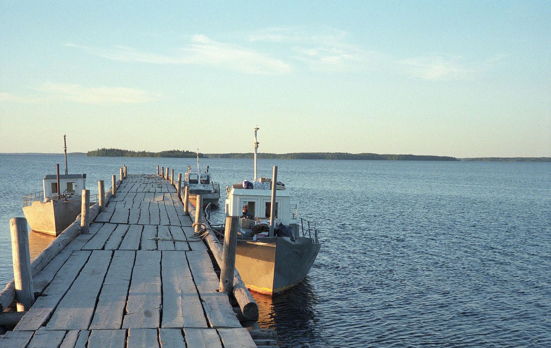 Vodlajärvellä on 196 saarta. Kuganavolokin saaren lähellä sijaitsee Velikostrov (Suursaari), johon avataan nykytaiteen ulkoilmamuseo. Kuva: ru.wikipedia.org/wiki