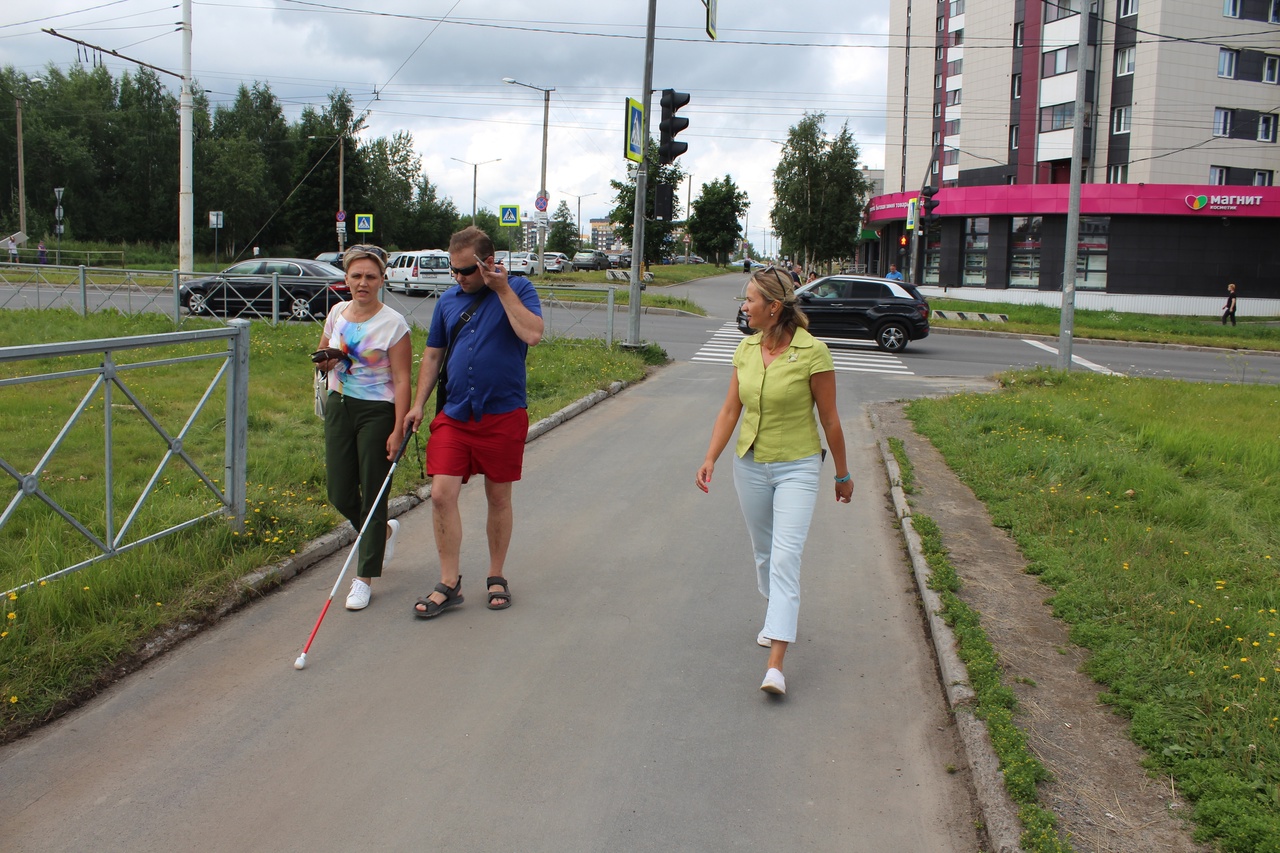 Nyt Petroskoissa vammaiset voivat turvallisesti ylittää autoteitä, myös kaupungin keskustassa. Kuva: Petroskoin kaupunginjohtajan Vkontakte-tili