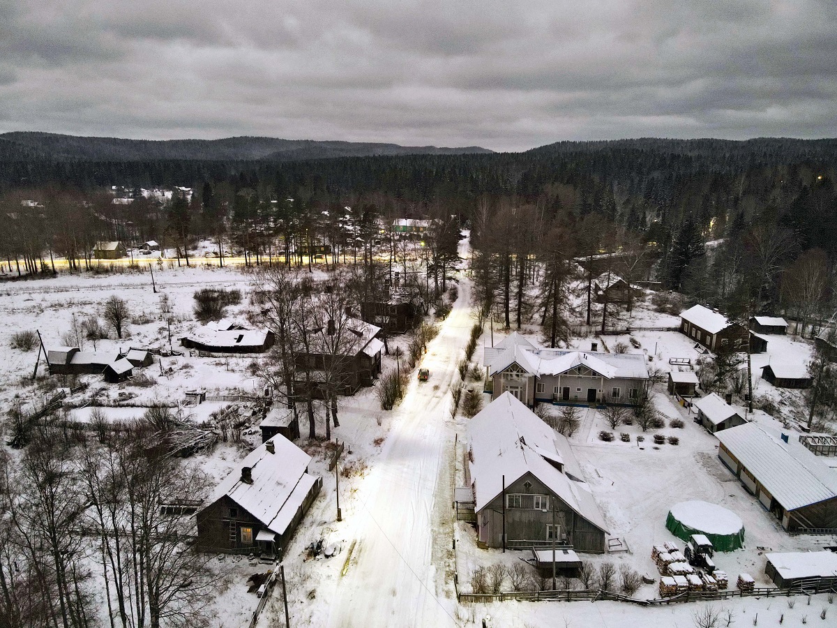 Поселок Харлу расположен вдоль реки Янисйоки, в 47 километрах к северо-западу от города Питкяранта. На фото зимние пейзажи поселка. Фото: источник фото wikimedia.org