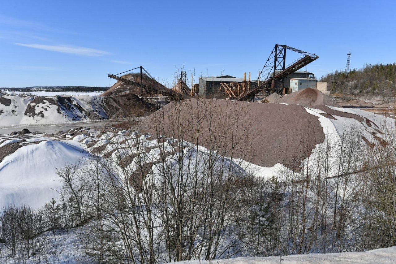Pitkärannan murskaamo tuottaa graniittia omasta louhoksestaan Njurin—Saari 1. Kuva: Karjalan hallituksen lehdistöpalvelu