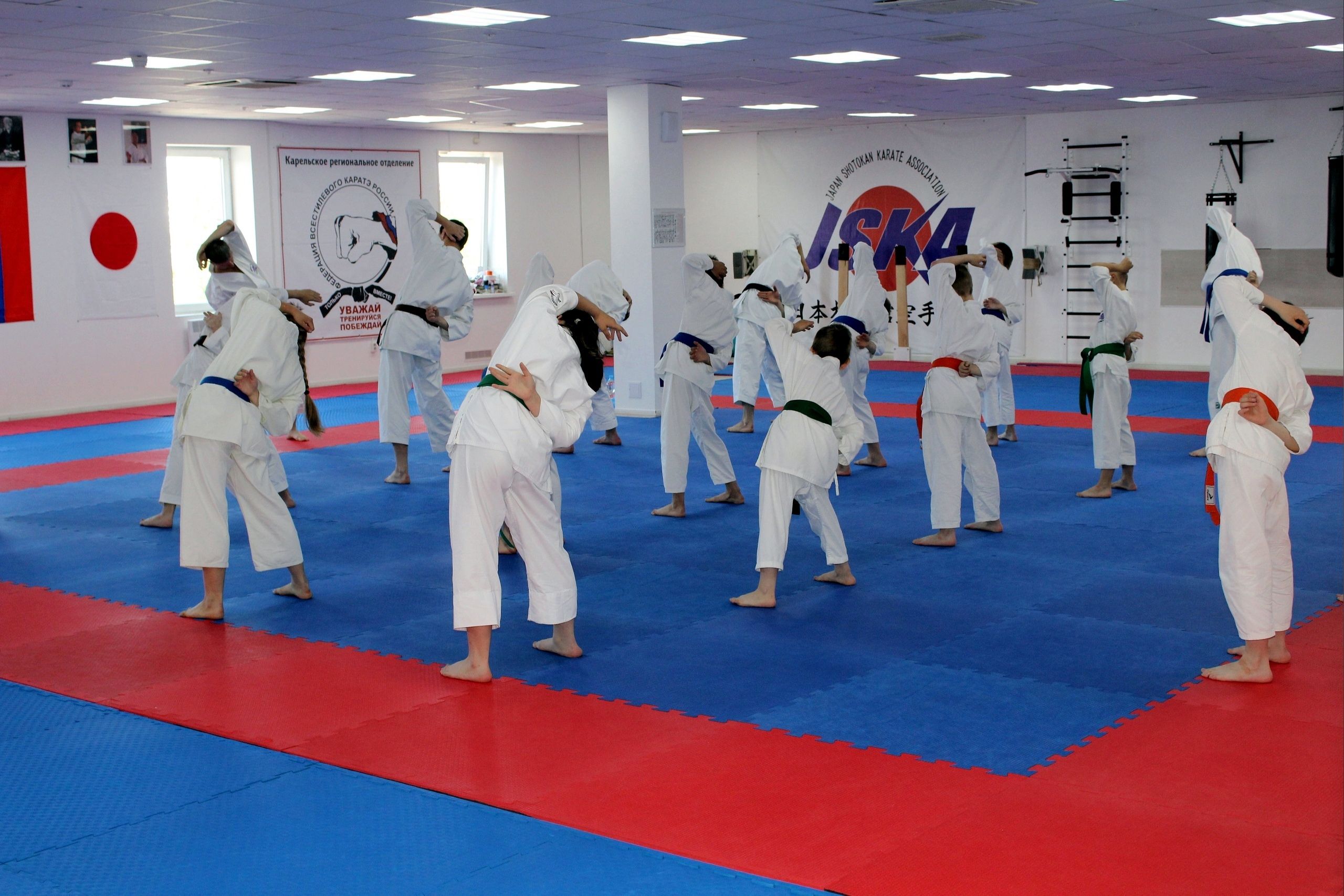 Voimistelusalissa voi harjoitella yhtä aikaa noin 200 urheilijaa. Niissä harjoittelee karatekoja ja nyrkkeilijöitä. Kuva: Petroskoin kaupunginvaltuuston VKontakte-sivu