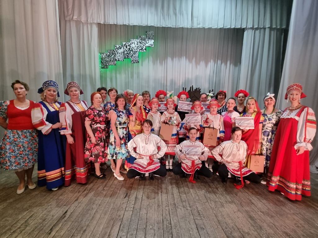 Nuori festivali yhistäy vanhoja ta nuorie folklorin yštävie. 0+. Kuva: Louhen kultuuritalon Vkontakte-šivu