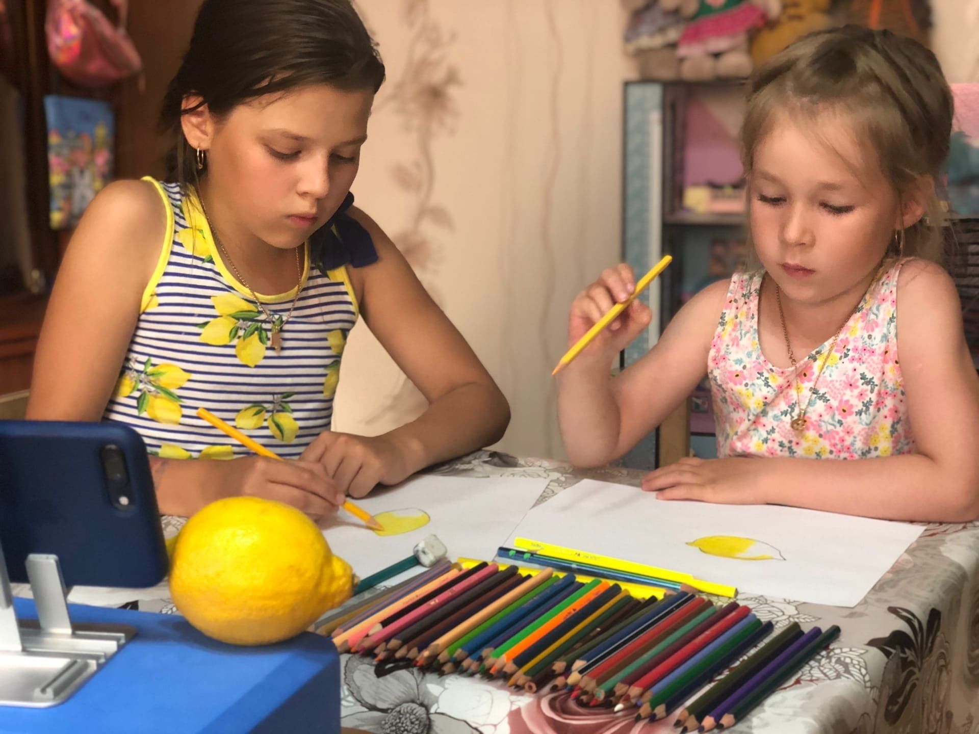 Lapsed ühtes taidehpirdajanke Diana Nikitčenkonke pirdaba čomid kuvid. Kuva: Irina Sotnikova