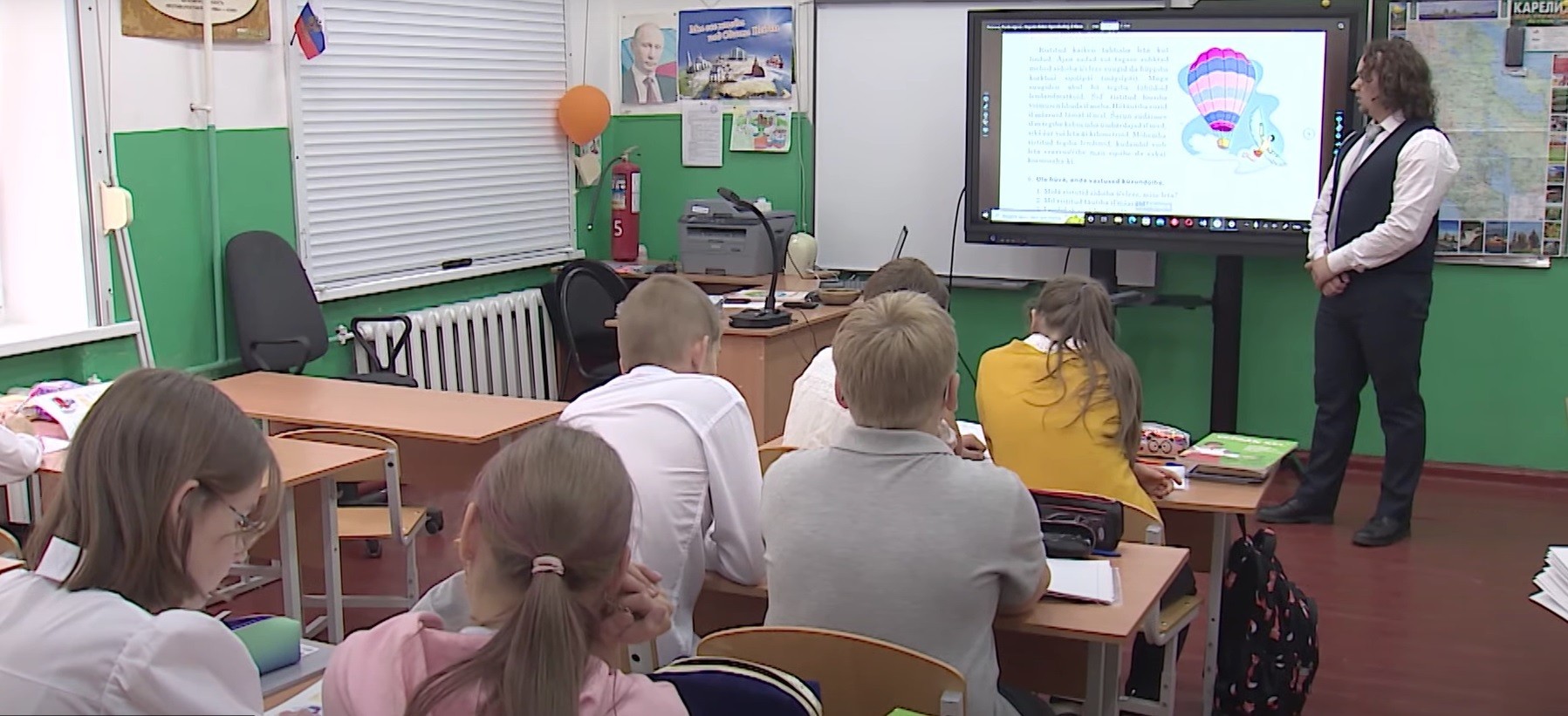 Глеб Фомин работает в Шокшинской школе три года, на своих уроках он использует современные технологии. Фото из личного архива Глеба Фомина